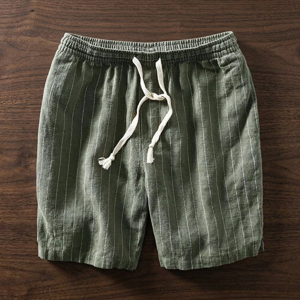 Detailaufnahme des atmungsaktiven Stoffes der Herren Sommershorts mit Streifen und Elastikbund. Ideal für lässige Freizeit.
