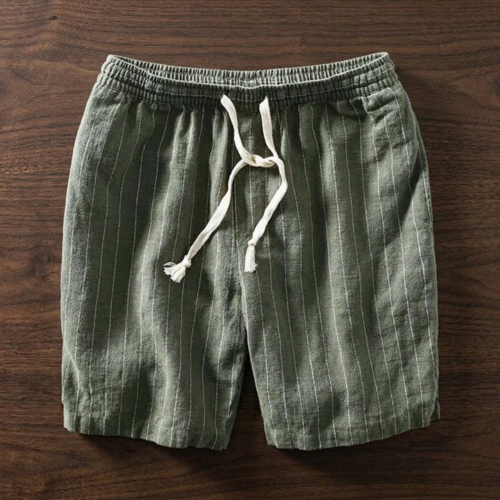 Detailaufnahme des atmungsaktiven Stoffes der Herren Sommershorts mit Streifen und Elastikbund. Ideal für lässige Freizeit.