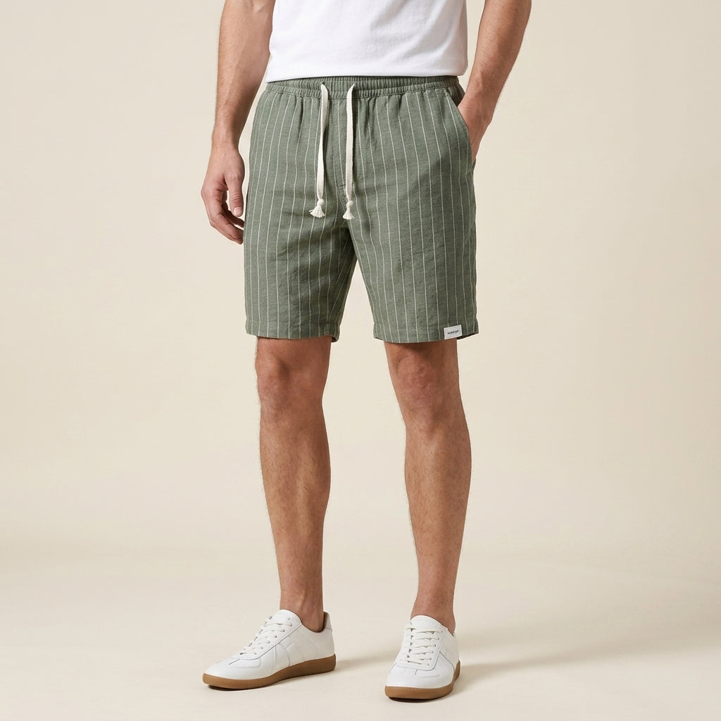 Bequeme Herren Sommershorts mit atmungsaktivem Stoff, Elastikbund und stylischem Streifenmuster für Freizeit und Strand.