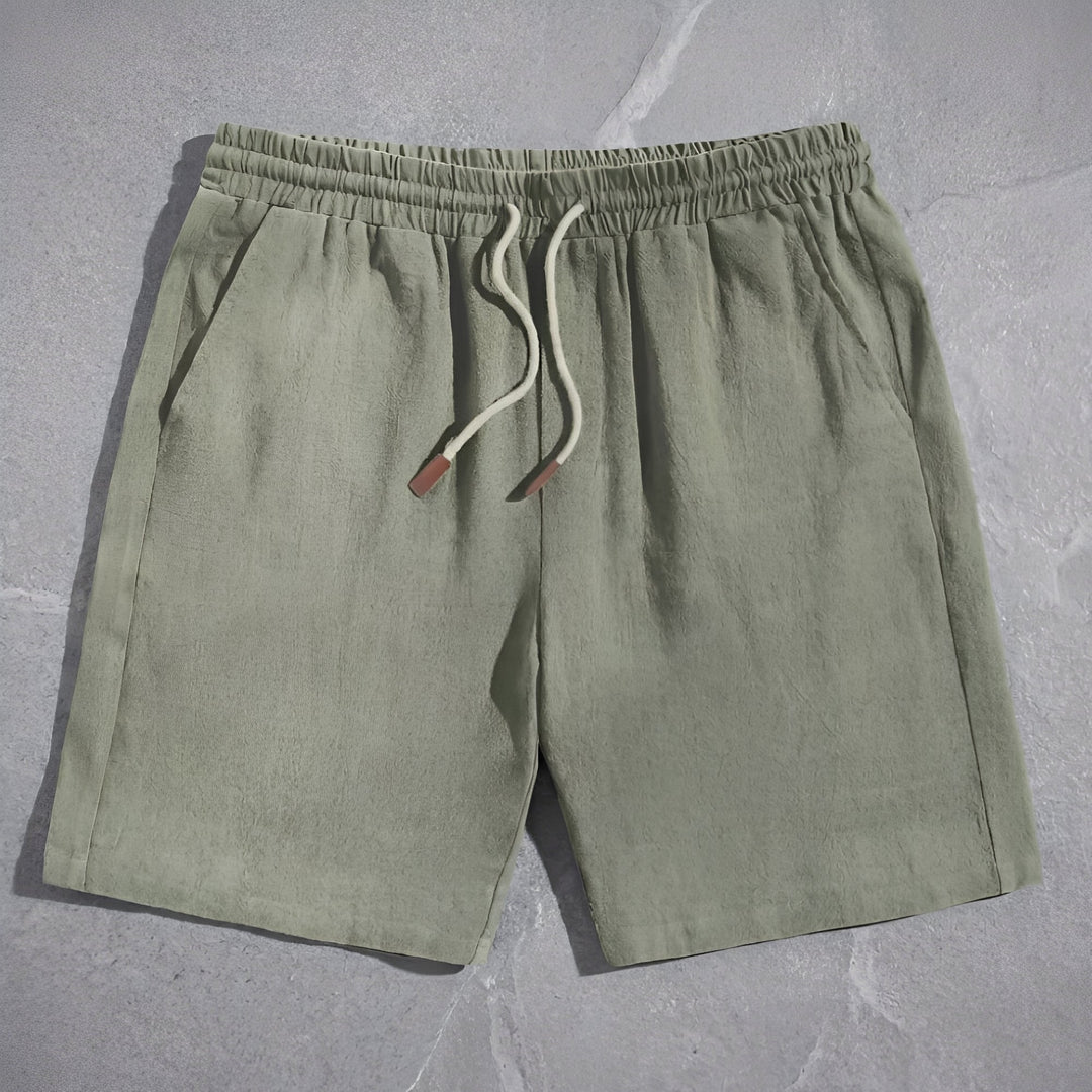 Mann trägt lässige Relaxed Fit Herren Sommer Shorts, ideal für Freizeit, Strand & warme Tage.