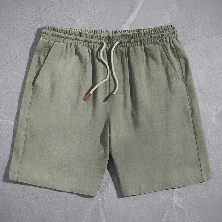 Mann trägt lässige Relaxed Fit Herren Sommer Shorts, ideal für Freizeit, Strand & warme Tage.