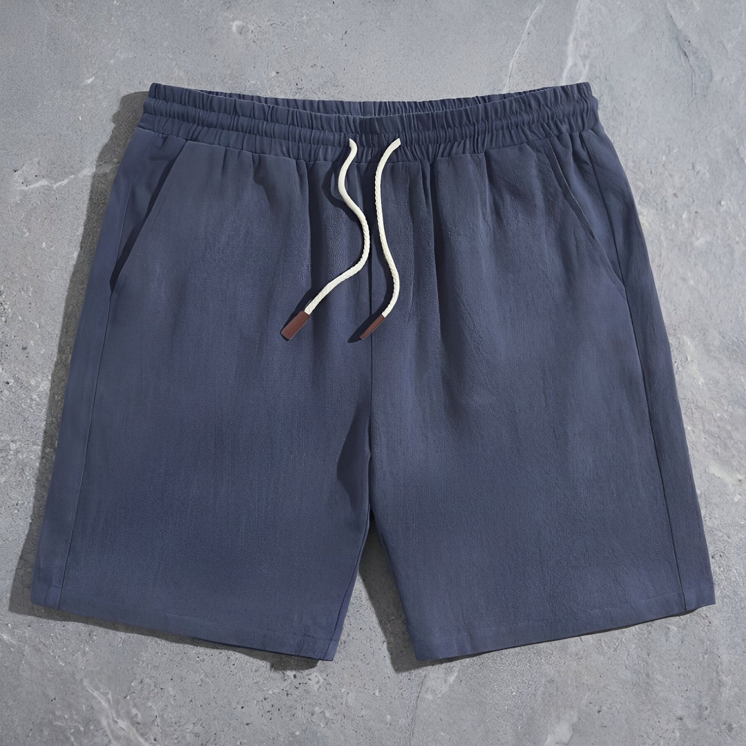 Rückansicht der leichten Herren Sommer Shorts mit Gesäßtaschen und bequemem, elastischem Bund.