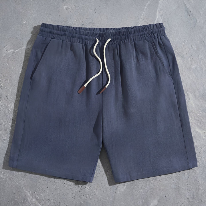 Rückansicht der leichten Herren Sommer Shorts mit Gesäßtaschen und bequemem, elastischem Bund.