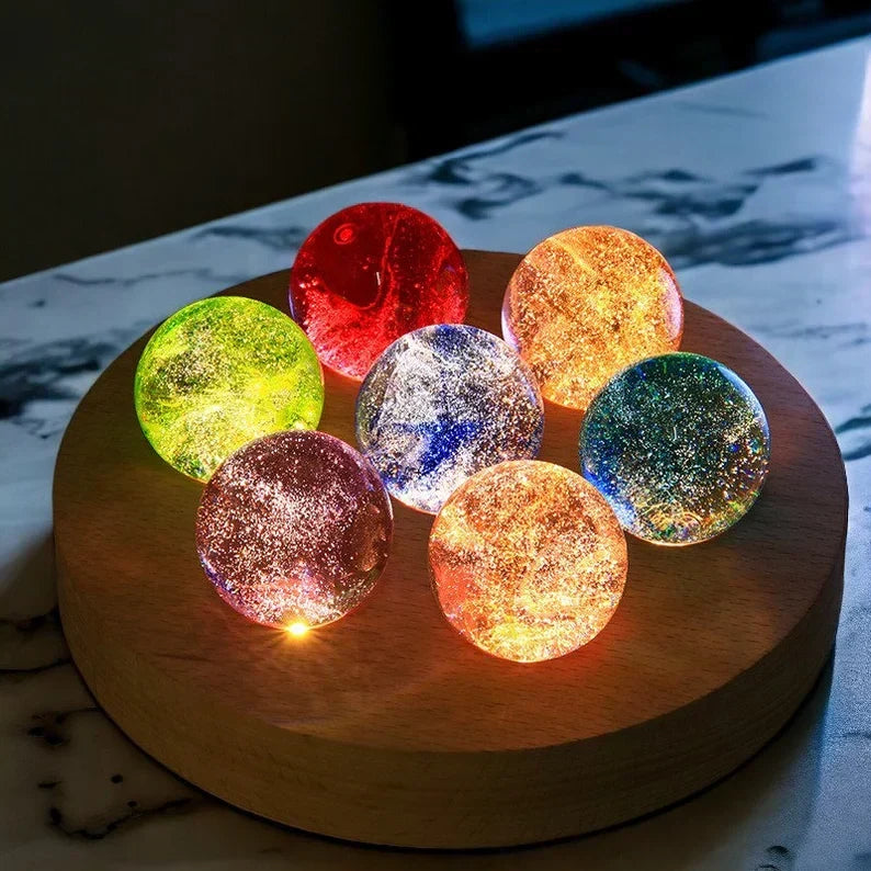 USB-betriebene Aurasphere Lampe, siebenteilige Kristallkugel-Leuchte als stilvolles und modernes Nachtlicht.