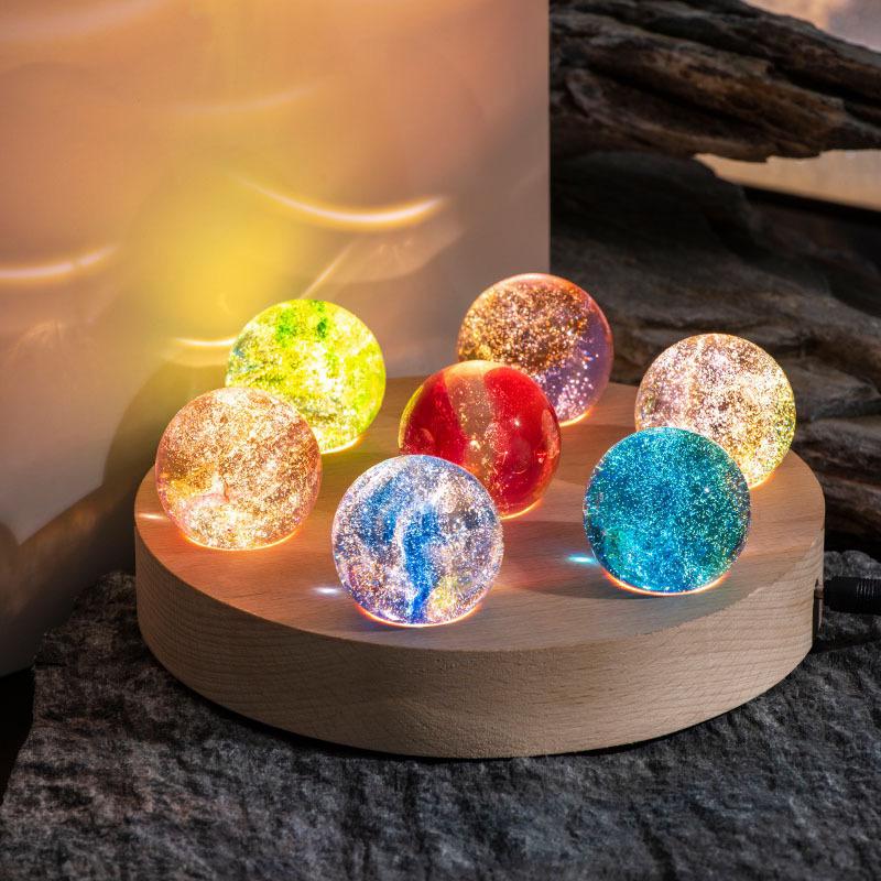 Aurasphere Deko-Leuchte mit sieben Kristallkugeln auf Holzbasis, ideal als besonderes Geschenk für Zuhause.