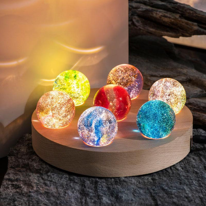 Aurasphere Deko-Leuchte mit sieben Kristallkugeln auf Holzbasis, ideal als besonderes Geschenk für Zuhause.