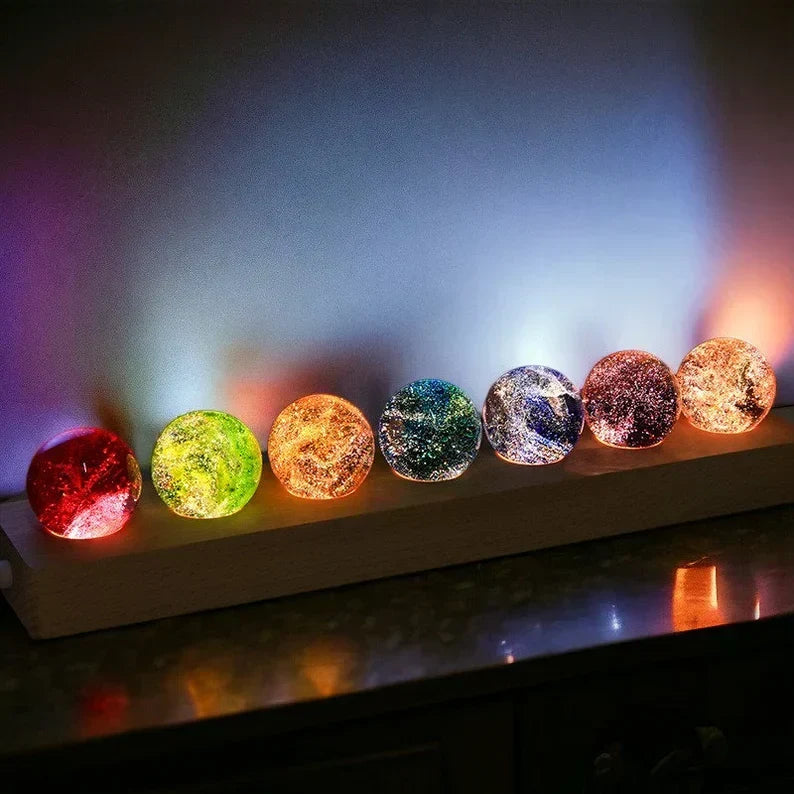 Nahaufnahme der leuchtenden Aurasphere Kristallkugel Lampe, erzeugt wunderschöne galaktische Lichteffekte.