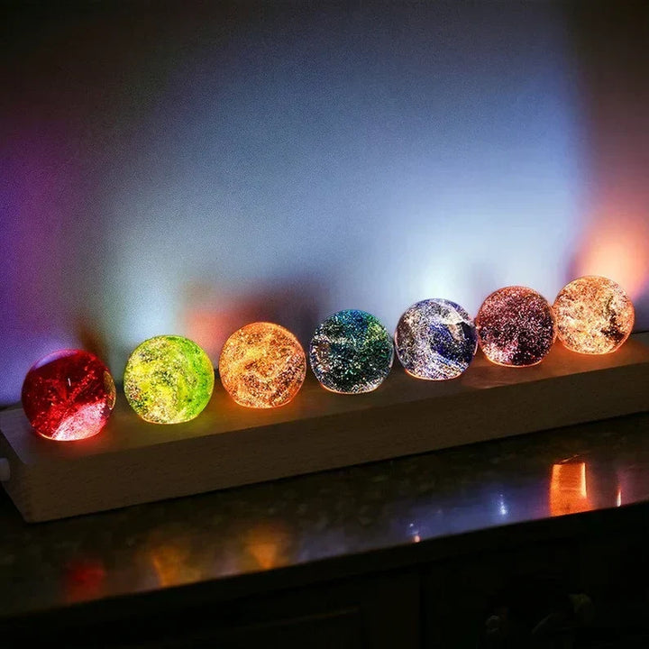 Nahaufnahme der leuchtenden Aurasphere Kristallkugel Lampe, erzeugt wunderschöne galaktische Lichteffekte.