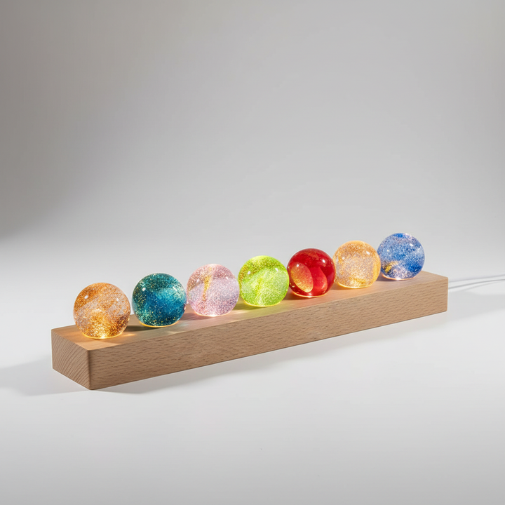 Auffällige Aurasphere Kristallkugel Leuchte mit sieben Elementen und Holzbasis, einzigartige kosmische Deko.