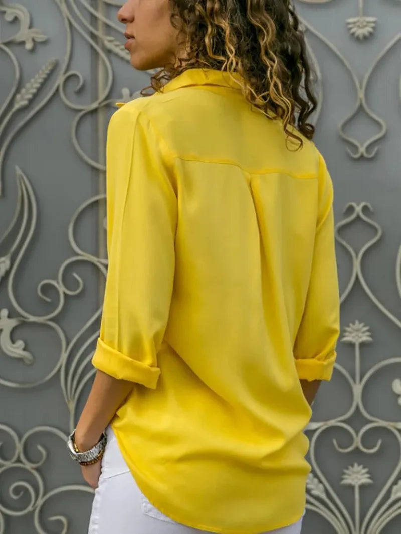 Detailansicht: Kragenlose Damen Langarm Bluse, V-Ausschnitt mit verdeckter Knopfleiste. Edles Design.