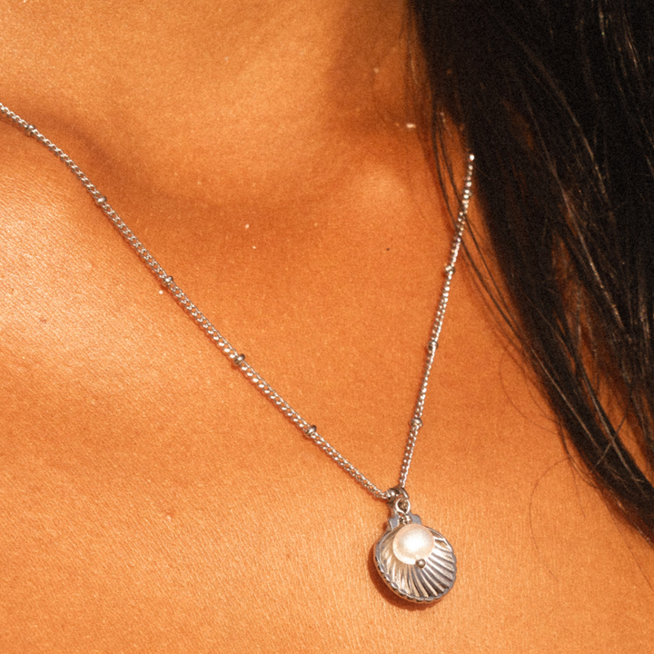 Moderne Damenkette aus vergoldetem Edelstahl mit Muschel & Süßwasserperle, PVD-beschichtet, elegant.