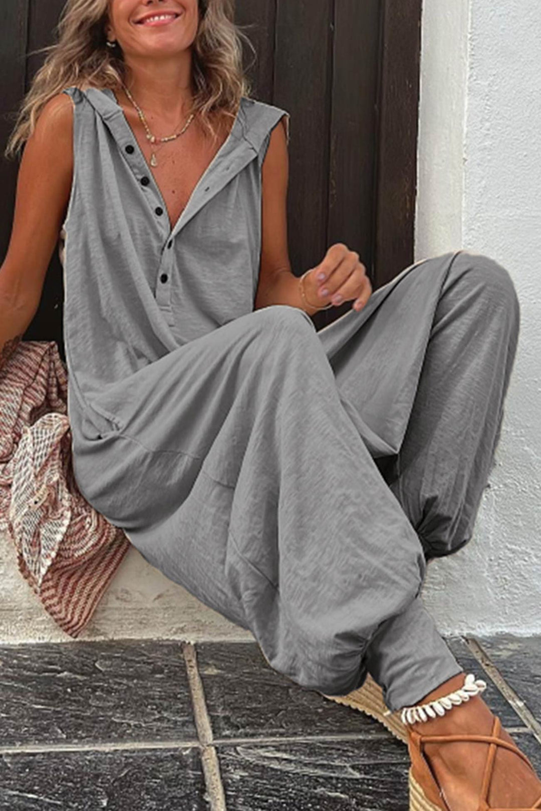 Damen Jumpsuit mit Kapuze, ärmellos, in Nahaufnahme, zeigt den komfortablen und stylischen Stoff.