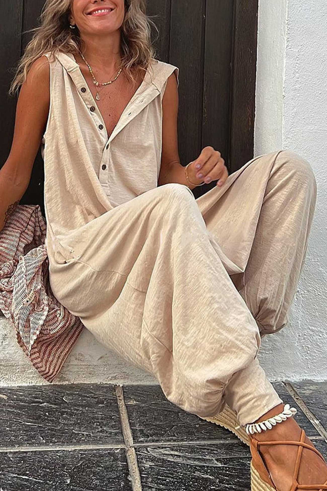 Bequemer Freizeit Jumpsuit für Damen mit Kapuze, ärmellos, ideal für entspannte Tage & Reisen.