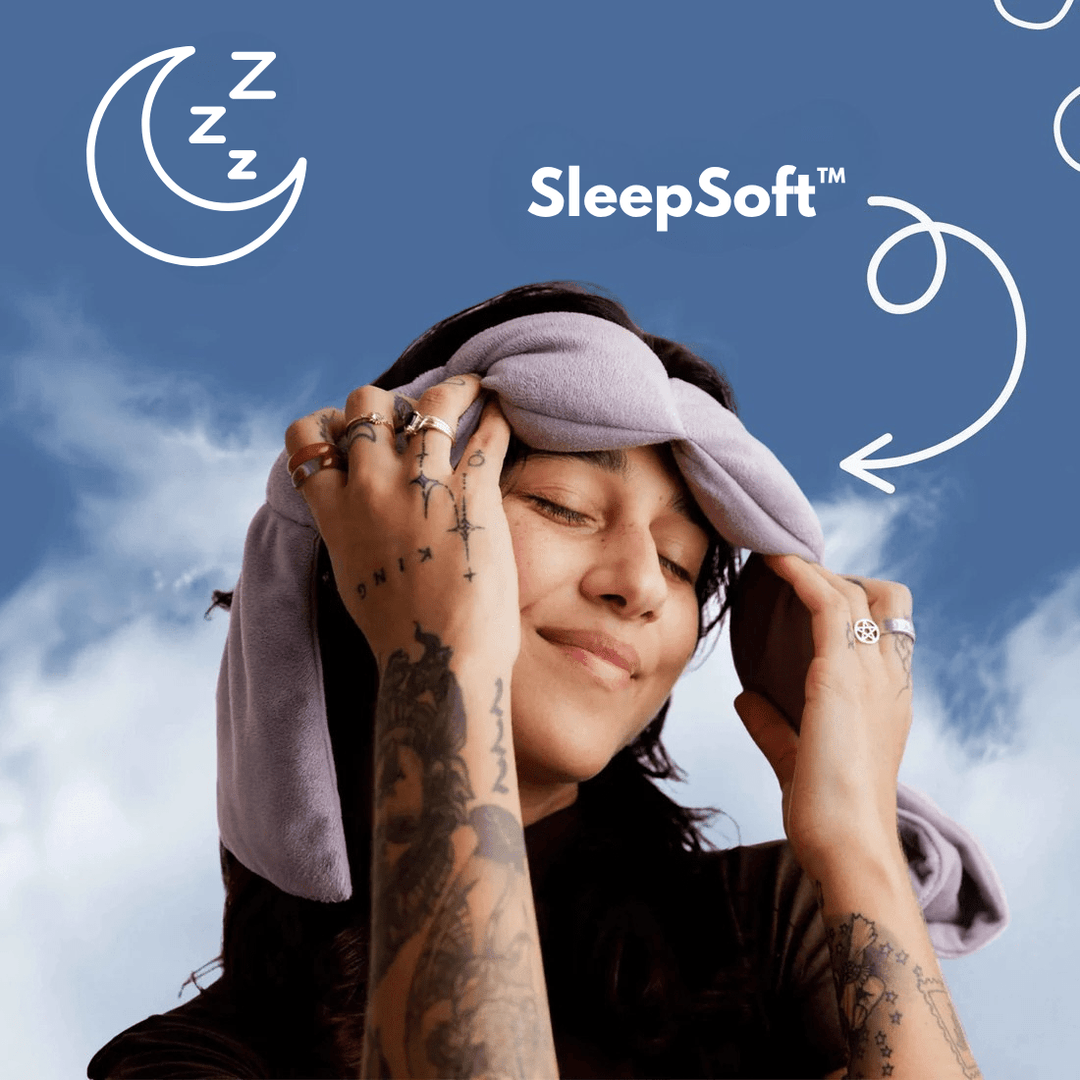 SleepSoft Gewichts-Schlafmaske in Grau wird von einer Person angewendet
