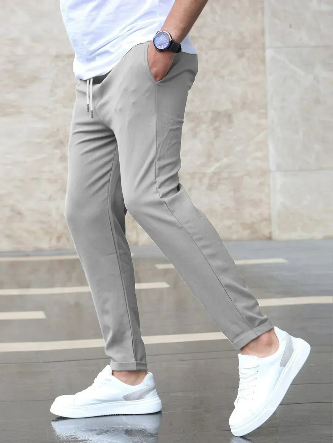 Detailansicht Tunnelzug an schwarzer Herren Slim Fit Stoffhose, bequemer Bund für individuelle Passform.
