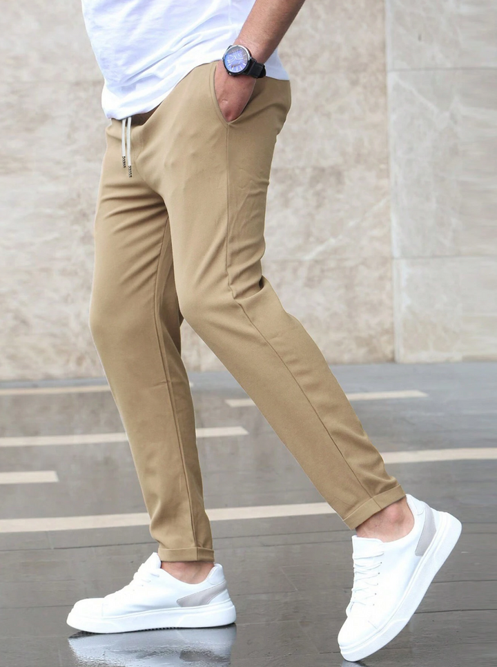 Rückansicht schwarze Herren Slim Fit Hose mit Tunnelzug, Gesäßtaschen, elegante Freizeithose, Herrenmode.