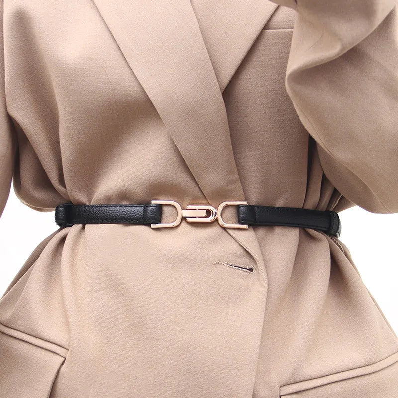 Hochwertiger Schmalgürtel Damen, verstellbar, mit eleganter goldener Schnalle.