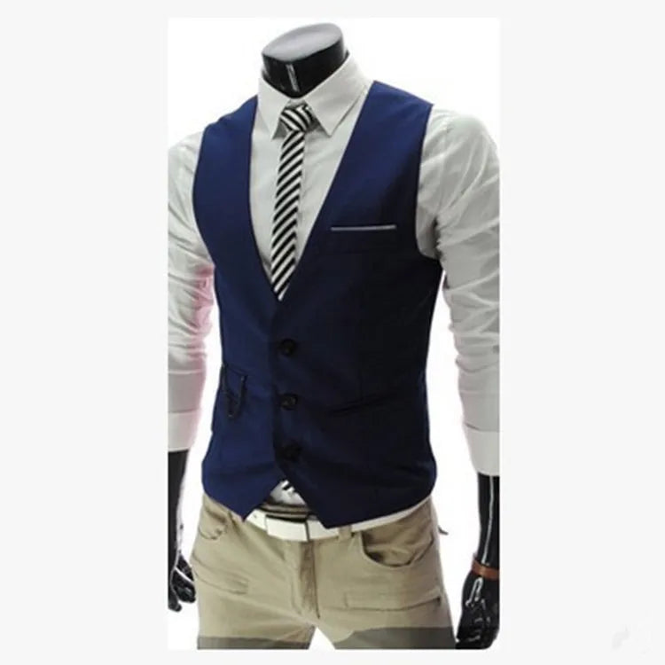 Mann trägt schwarze Montelvio Slim Fit Herrenweste, perfekt für eine stilvolle, formelle Erscheinung.