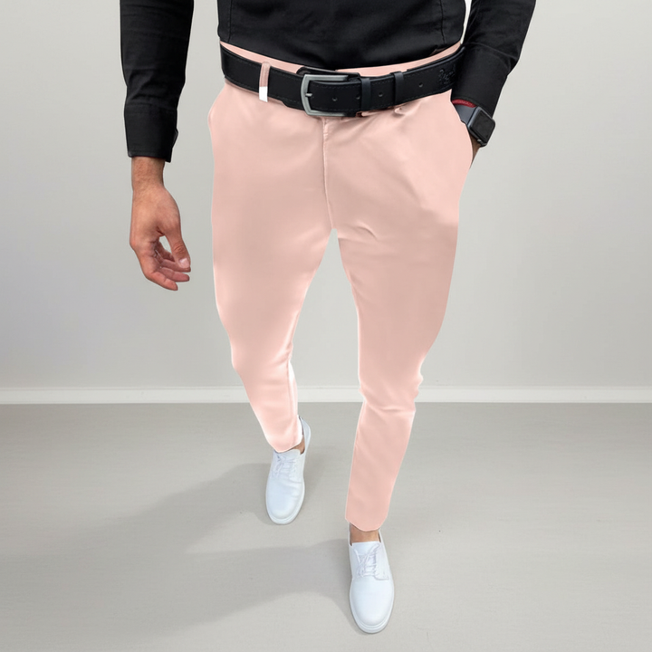 Mann in Pascal Slim Fit Hose: Zeigt Flexibilität & Komfort der Businesshose beim Gehen, moderne Herrenkleidung.