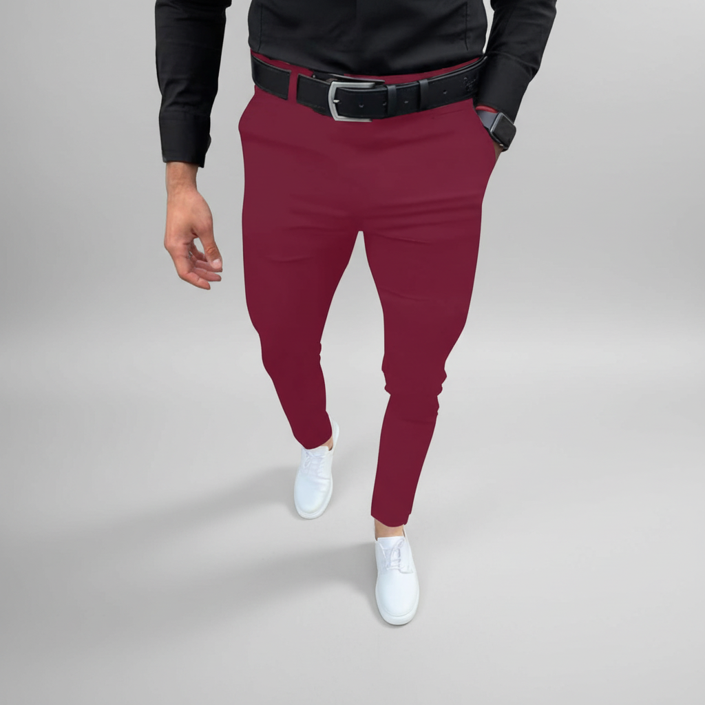 Komfortable Slim Fit Hose Pascal: Mann sitzt bequem, hoher Tragekomfort für lange Tage im Büro oder Freizeit.