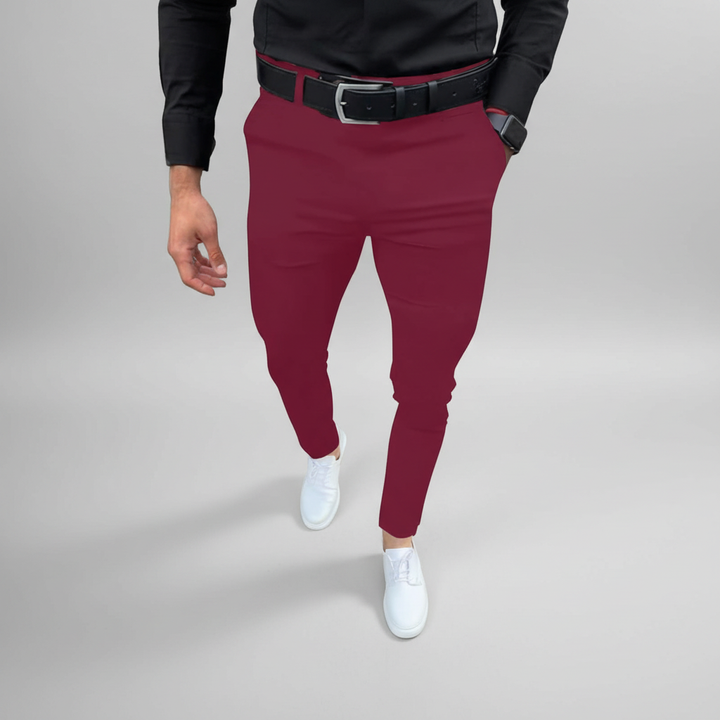Komfortable Slim Fit Hose Pascal: Mann sitzt bequem, hoher Tragekomfort für lange Tage im Büro oder Freizeit.