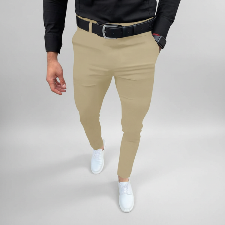 Pascal Slim Fit Hose auf Kleiderbügel: Zeigt schlanke Passform, moderne Linie & elegante Ästhetik der Herrenhose.