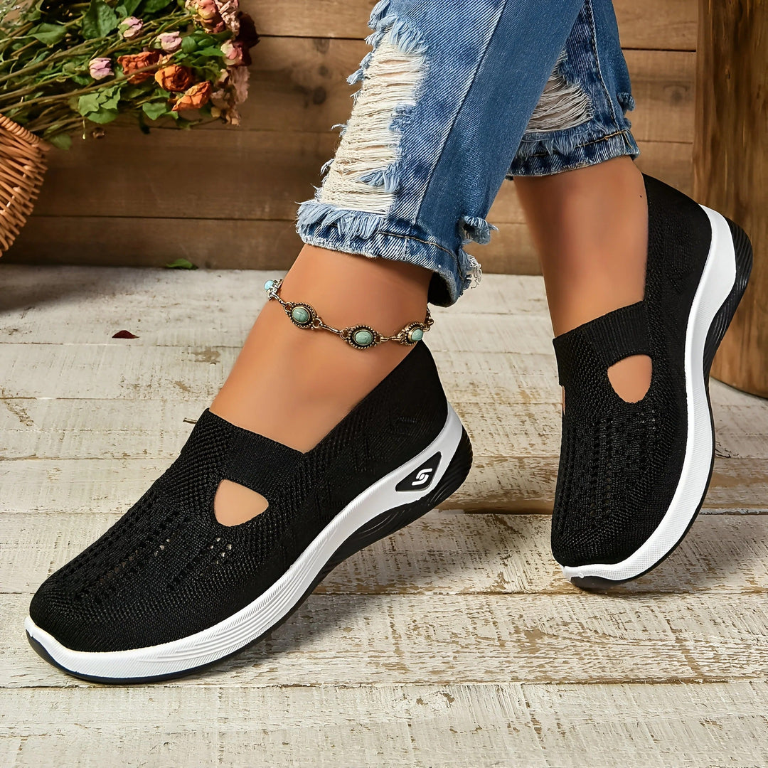 Schwarze orthopädische Damen Slip-On Schuhe für Komfort und leichte Unterstützung, perfekte Alltagsschuhe.