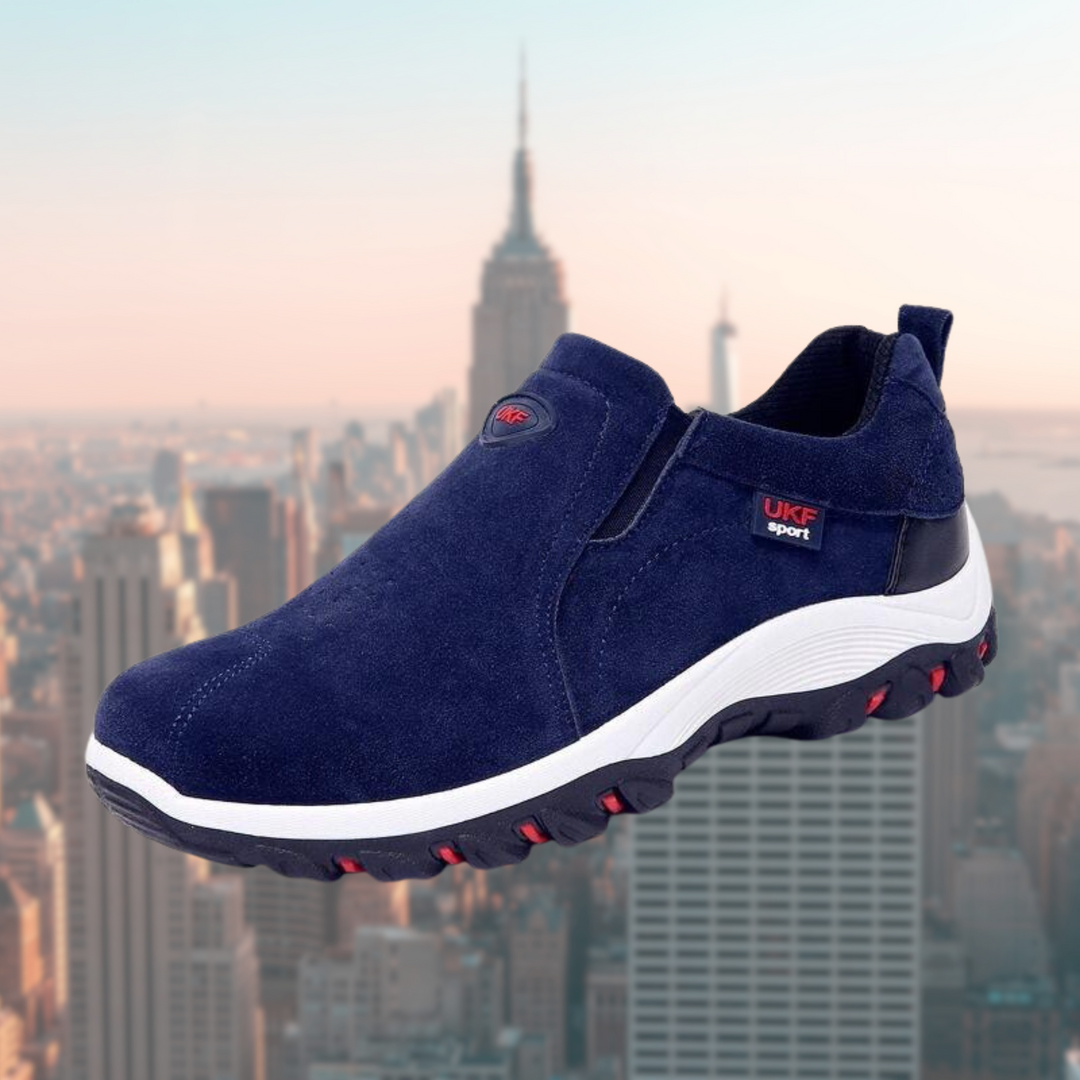 Nahaufnahme der stoßdämpfenden Gummisohle von grauen Herren Slip-On Schuhen, für optimalen Tragekomfort.
