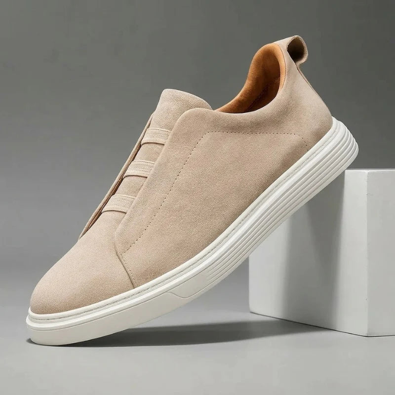 Nahaufnahme Herren Slip-on Sneaker. Atmungsaktives Obermaterial & leichte Sohle für Komfort.
