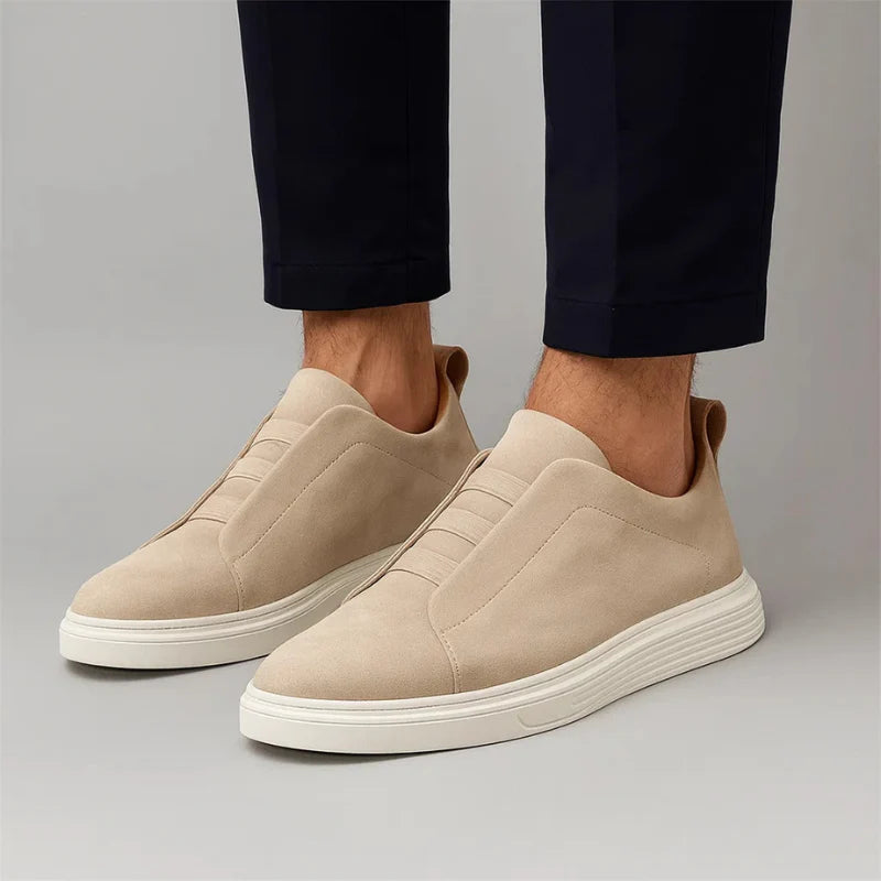 Leichte Herren Slip-on Komfortschuhe. Einfaches An- und Ausziehen der Schlupfschuhe für Männer.