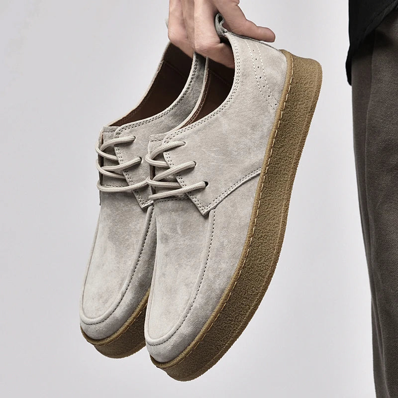 Moderne beige Herren-Sneakers mit optimaler Dämpfung. Rutschfeste Alltagsschuhe für maximalen Komfort.