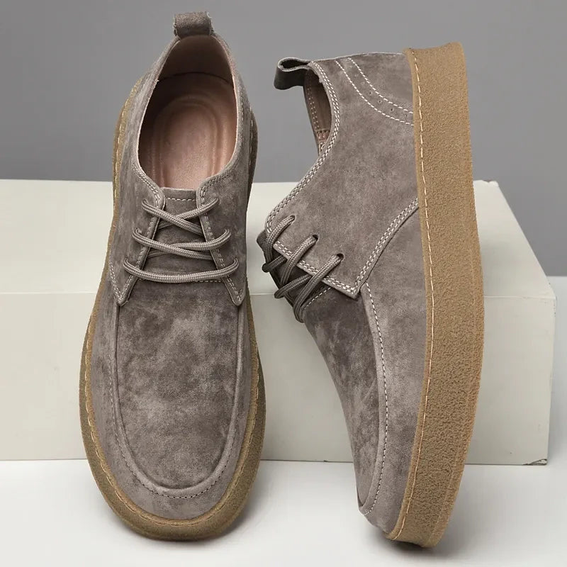 Detailansicht: Stilvolle graue Herren-Sneakers aus hochwertigem Material, mit robusten Schnürsenkeln.