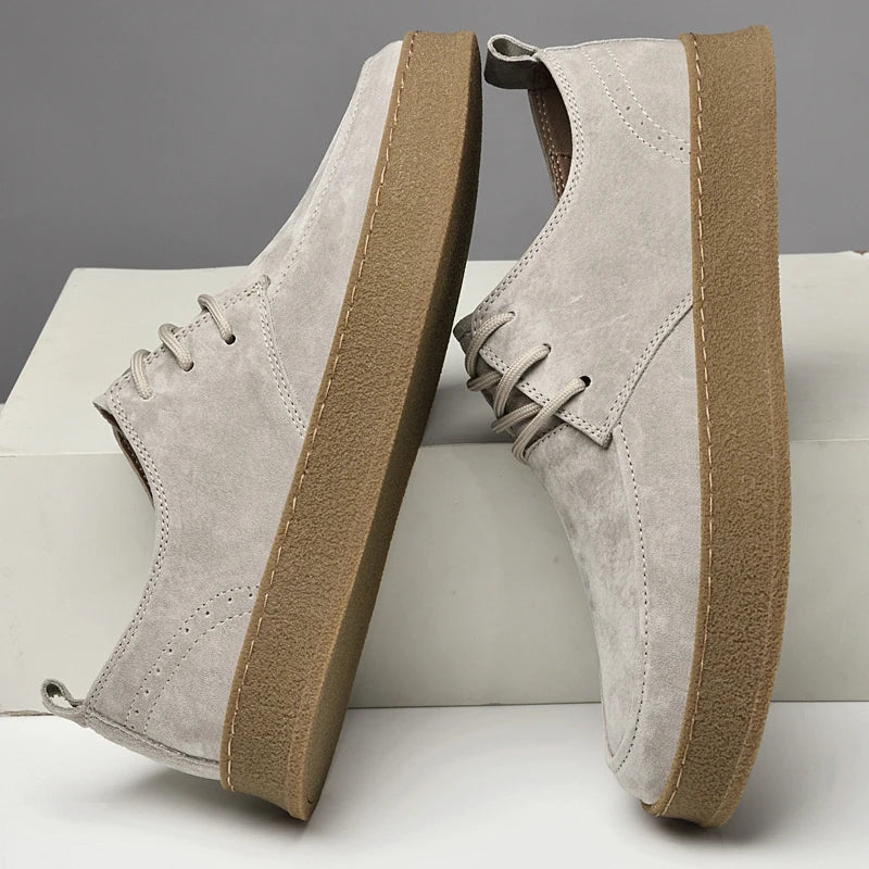Seitenansicht bequemer grauer Herren-Sneakers. Ideale Freizeitschuhe für täglichen Komfort und Stil.
