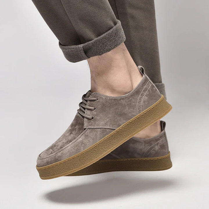 Rutschfeste Sohle der beigen Herren-Sneakers. Gedämpfte Freizeitschuhe für sicheren Halt im Alltag.