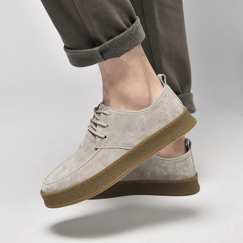 Stilvolle graue Herren-Sneakers. Moderne und bequeme Schnürschuhe für Herren, perfekt für Freizeit und Alltag.