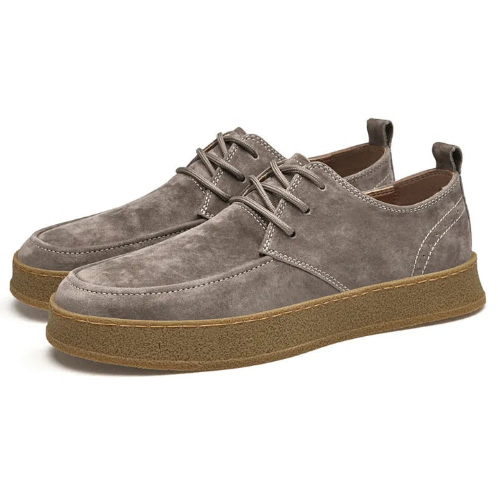 Beige und graue Herren-Sneakers. Moderne Alltagsschuhe mit Dämpfung, ideal für Komfort und sportlichen Look.