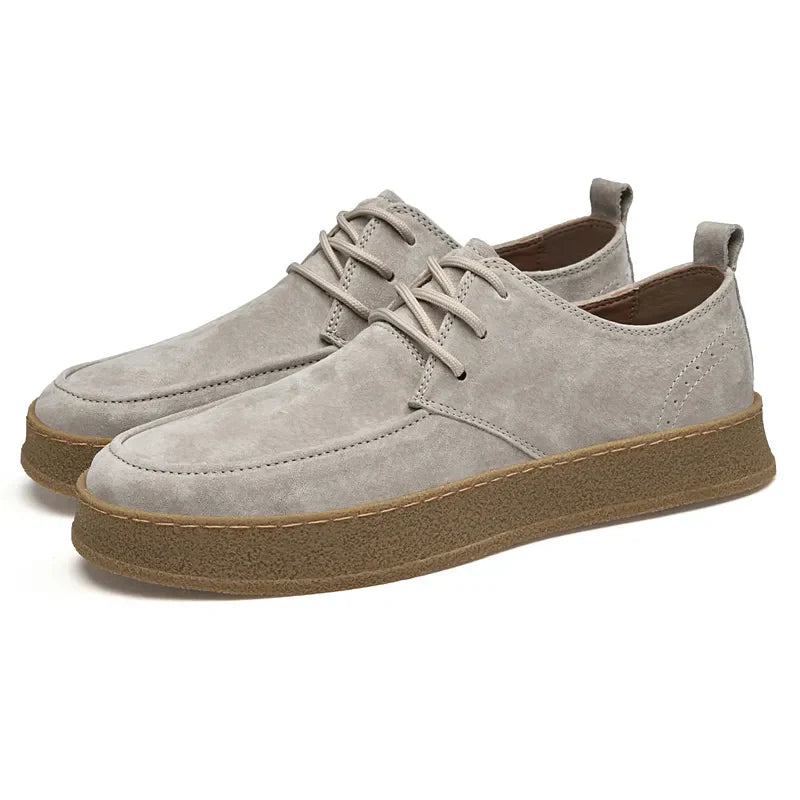 Vielseitige graue Herren-Sneakers. Bequeme und stilvolle Freizeitschuhe für jeden Tag, gedämpft und modern.