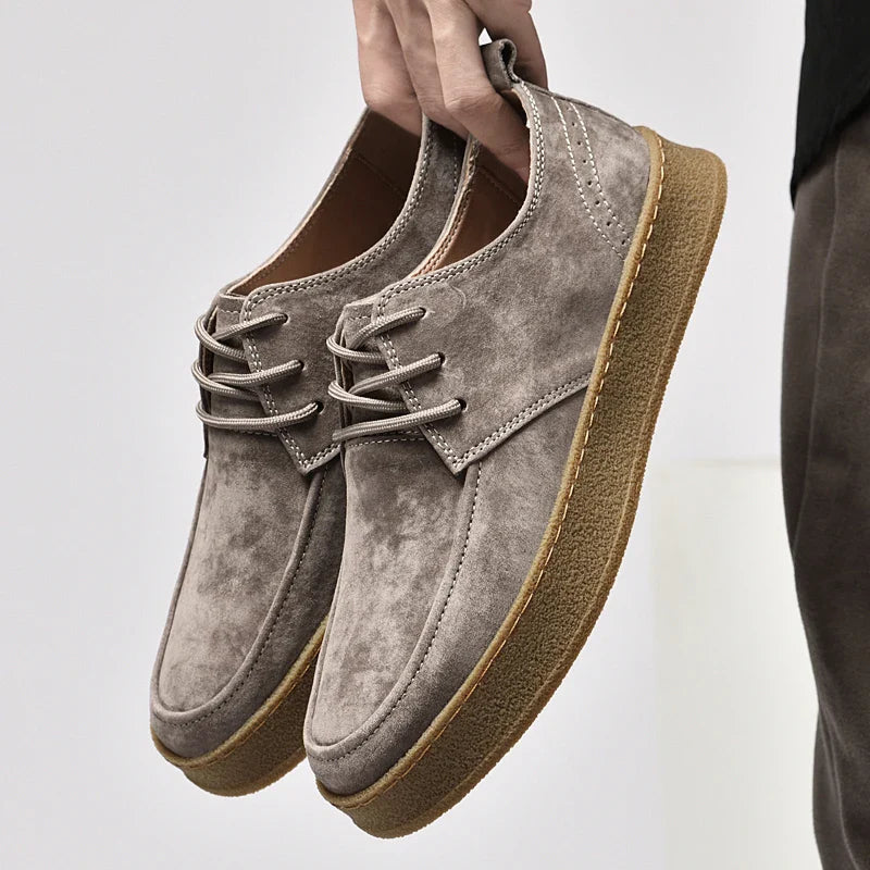 Graue Herren-Sneakers für stilvollen Alltagskomfort. Bequeme Freizeitschuhe mit moderner Schnürung.