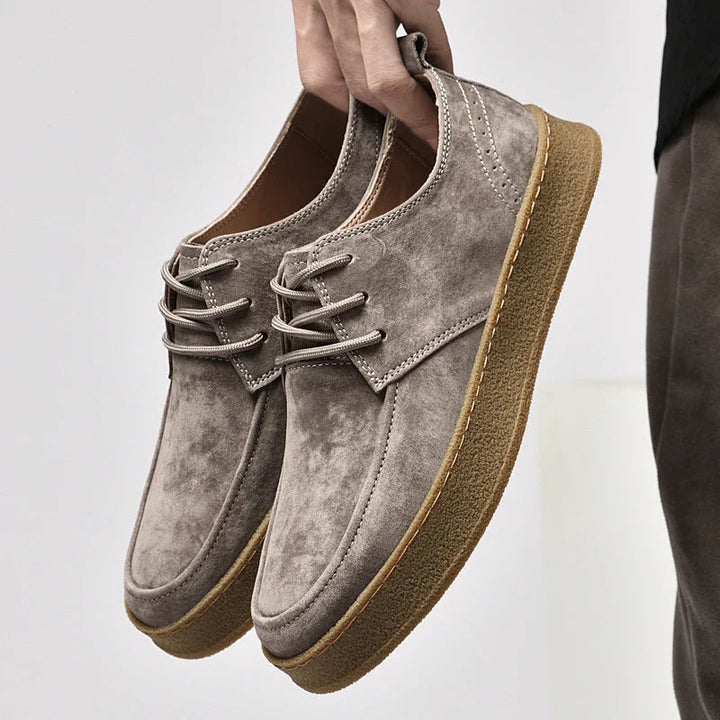 Graue Herren-Sneakers für stilvollen Alltagskomfort. Bequeme Freizeitschuhe mit moderner Schnürung.