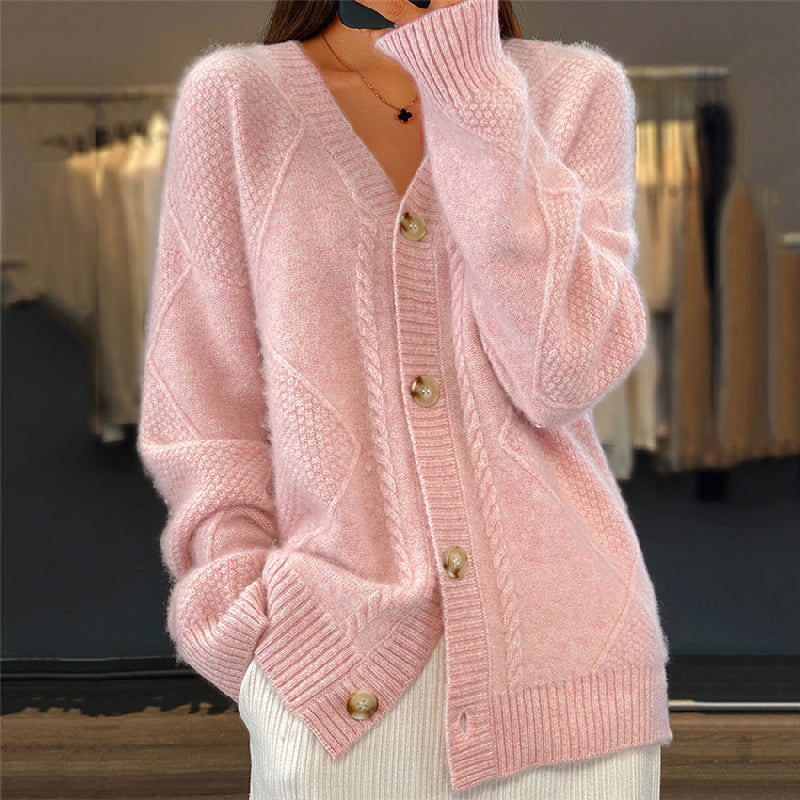 Gemütliche Damen-Langarmstrickjacke in Rosa, perfekt für Herbst und Winter. Bequemer, legerer Stil.