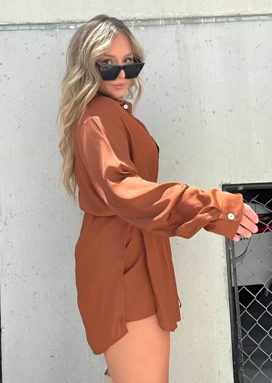 Stilvoller Sommer Jumpsuit für Damen, mit Hemdkragen & verstellbarer Taille, perfekt für entspannte Anlässe.