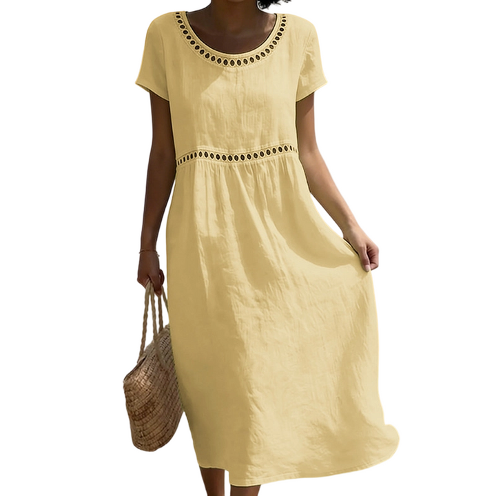 Nahaufnahme des filigranen Spitzenbesatzes am Rundhals-Ausschnitt des eleganten Damen Sommer Midikleids.