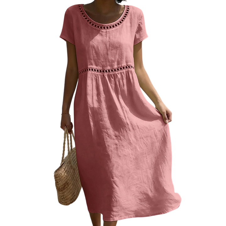 Rückenansicht des Damen Sommer Midikleids mit eleganter A-Linie und feinem Spitzenbesatz am Ausschnitt.