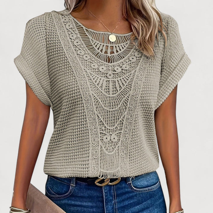 Rosa Damen Sommer T-Shirt im Boho-Stil mit zarter Häkelspitze und sichtbaren Struktur-Details, bequem und chic.