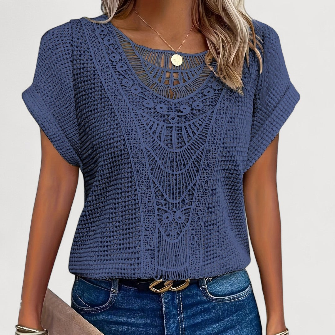 Beige Damen T-Shirt mit feiner Häkelspitze und Struktur für den Sommer. Vielseitig kombinierbar für Casual Looks.