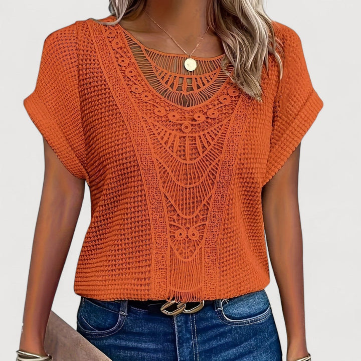 Stylisches Damen Kurzarm T-Shirt mit zarter Häkelspitze und strukturiertem Stoff, perfekt für Frühling und Sommer.