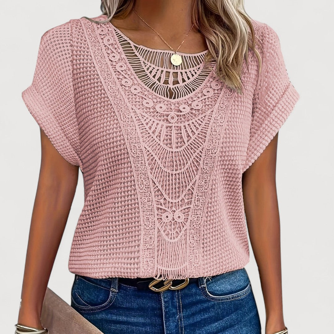 Damen Sommer T-Shirt mit eleganter Häkelspitze und feinen Struktur-Details, ideal für einen stilvollen Alltags-Look.
