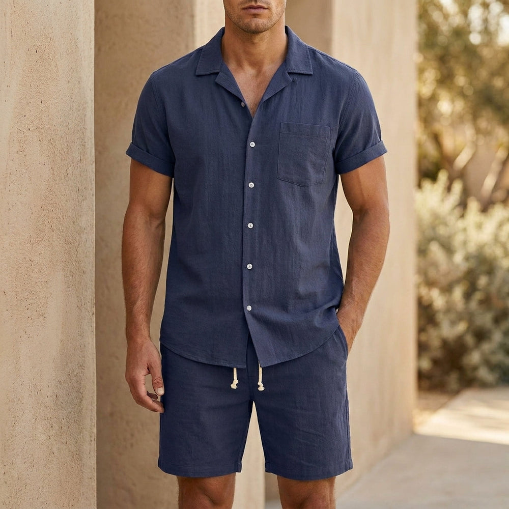Bequemes Herren Sommer Set: lockeres Kurzarmhemd & passende Shorts. Ideal für warme Tage und entspannte Outfits.