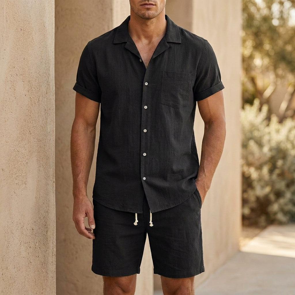 Nahaufnahme des Stoffes vom Herren Sommer Set: atmungsaktives Kurzarmhemd & Shorts, bequeme Mode für den Sommer.