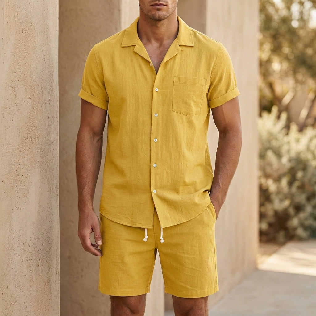 Trendiges Herren Sommer Outfit: Zweiteiler Set mit modernem Kurzarmhemd und bequemen Shorts. Lässige Urlaubsmode.